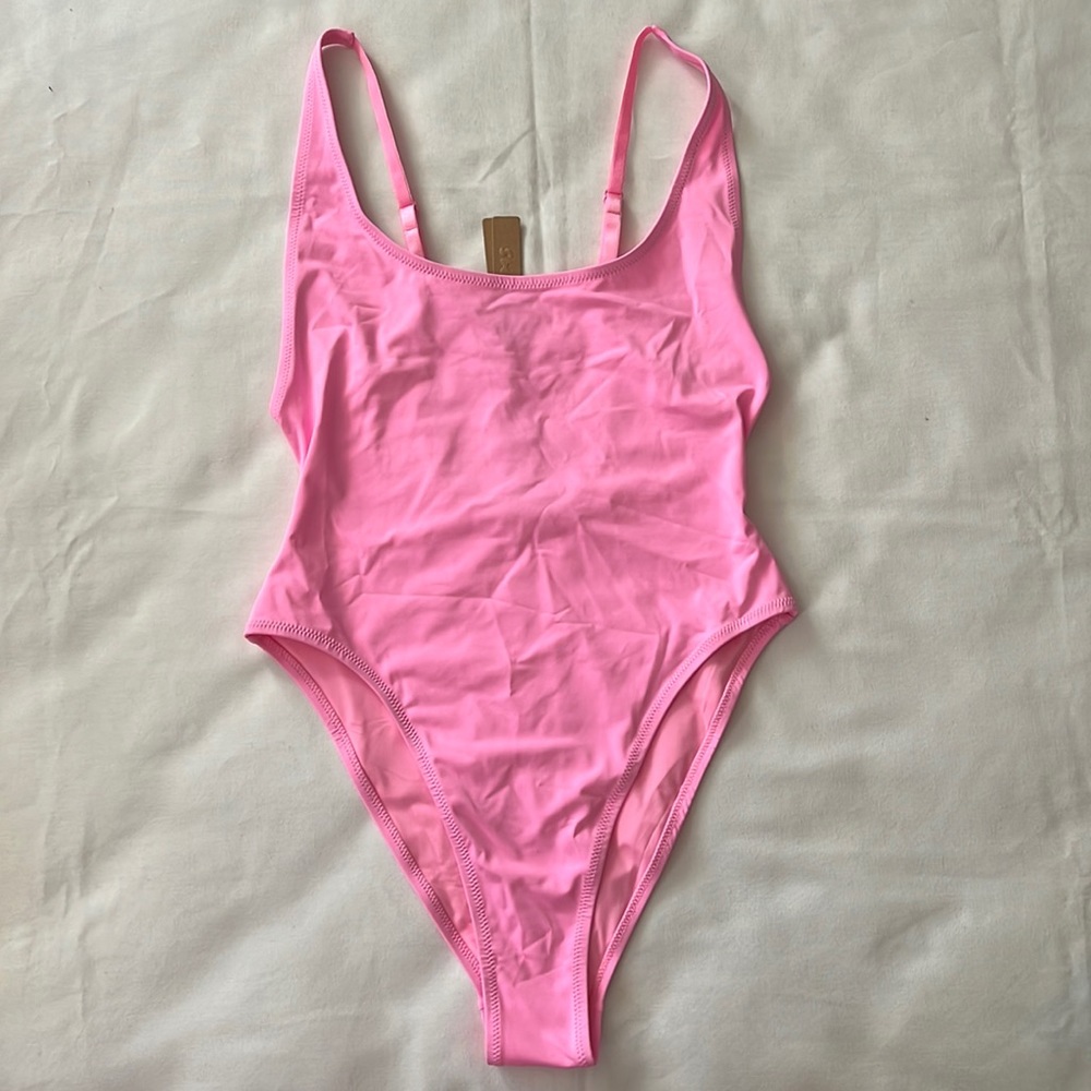 SKIMS SIGNATURE SWIM SCOOP NECK ONE PIECE